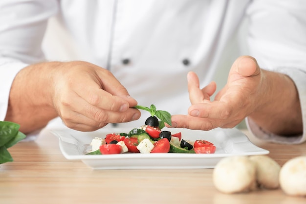 Instructor pregătind un preparat